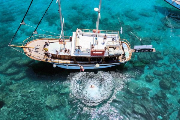 Морская прогулка на яхте из Херсониссоса с купанием и обедом